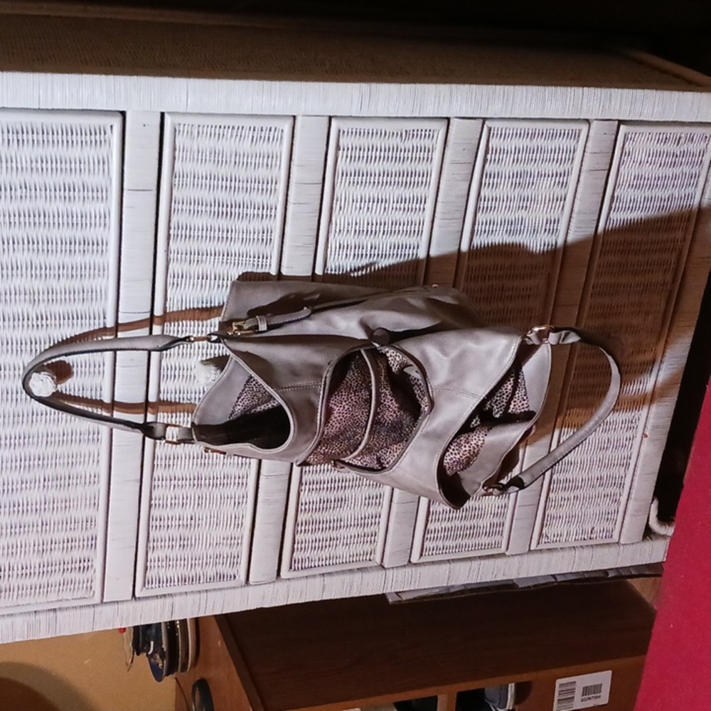 VERY NICE PURSE GREY MEDIUM SIZE, CAN BE RAISED ON THE SHOULDER OR YOU CARRY ON.